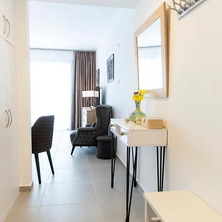 Bright And Lovely Furnished Διαμέρισμα *