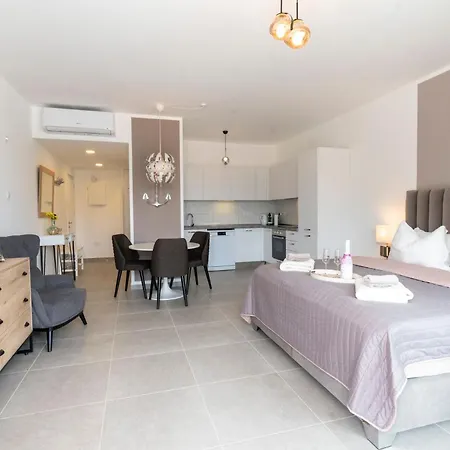 Bright And Lovely Furnished Apartman *